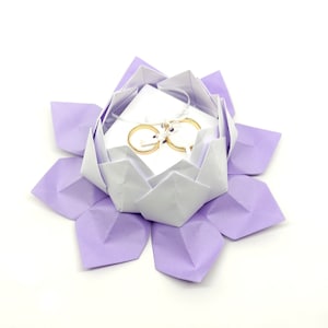 Fiore di loto porta fedi nuziali bianco con foglie glicine