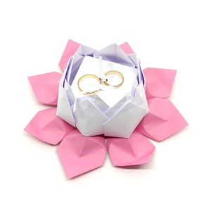 Fiore di loto porta fedi nuziali bianco con foglie rosa