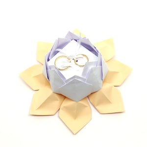 Fiore di loto porta fedi nuziali bianco con foglie pesca