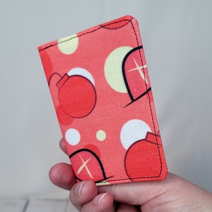 Monedero mini con forma de bomba de cereza