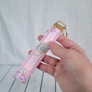 Llavero de muñeca de chica mágica rosa claro