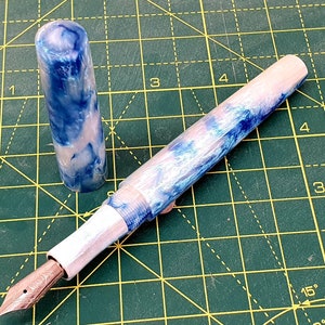Pluma estilográfica personalizada de perlas y remolinos azules