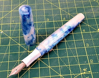 Pluma estilográfica personalizada de perlas y remolinos azules