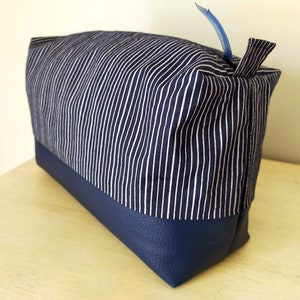 Very large toiletry bag for men or women, navy striped fabric and imitation leather image 3