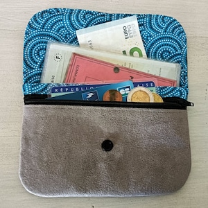 Geldbörse mit Klappe, Geldbörse aus taupefarbenem Wildleder und blauem grafischem Stoff, Geschenk für Sie
