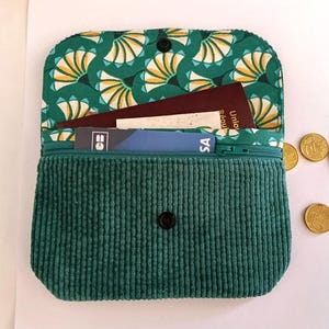 Porte monnaie à rabat, portefeuille, tissu coton éventail  , velours côtelé vert émeraude , cadeau pour elle.