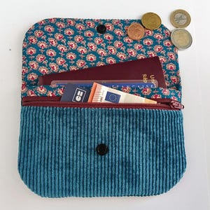 Monedero con solapa, billetera, tela de algodón con flores estilizadas, pana azul, regalo para ella.