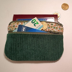 Porte monnaie /  porte cartes femme, grand modèle, tissu fleurettes et velours côtelé vert sapin cadeau pour femme