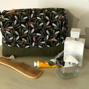 Très grande trousse de toilette, cadeau pour elle et pour lui, tissu feuillage, velours côtelé vert kaki. cadeau pour elle ou lui