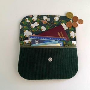 Porte monnaie à rabat, portefeuille, tissu coton fleurs stylisées, velours côtelé vert canard , cadeau pour elle.