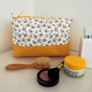 Très grande trousse de toilette /maquillage, tissu feuillage et simili cuir jaune jaune
