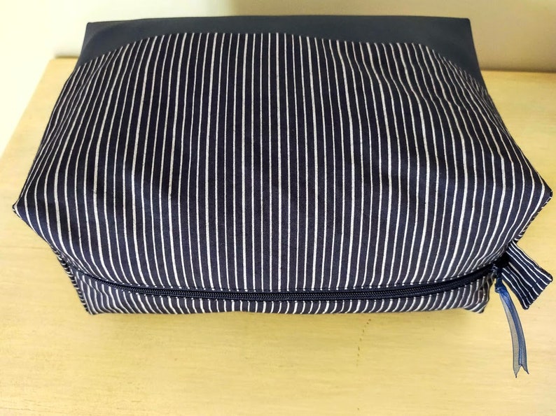 Very large toiletry bag for men or women, navy striped fabric and imitation leather image 4