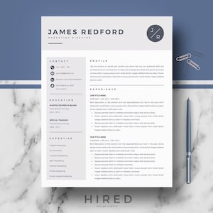 Puede incluir: Una plantilla de currículum con fondo blanco y texto negro. El currículum es para James Redford, Director de Marketing. El currículum incluye información de contacto, educación, experiencia y experiencia. El currículum está diseñado con un aspecto moderno y limpio.
