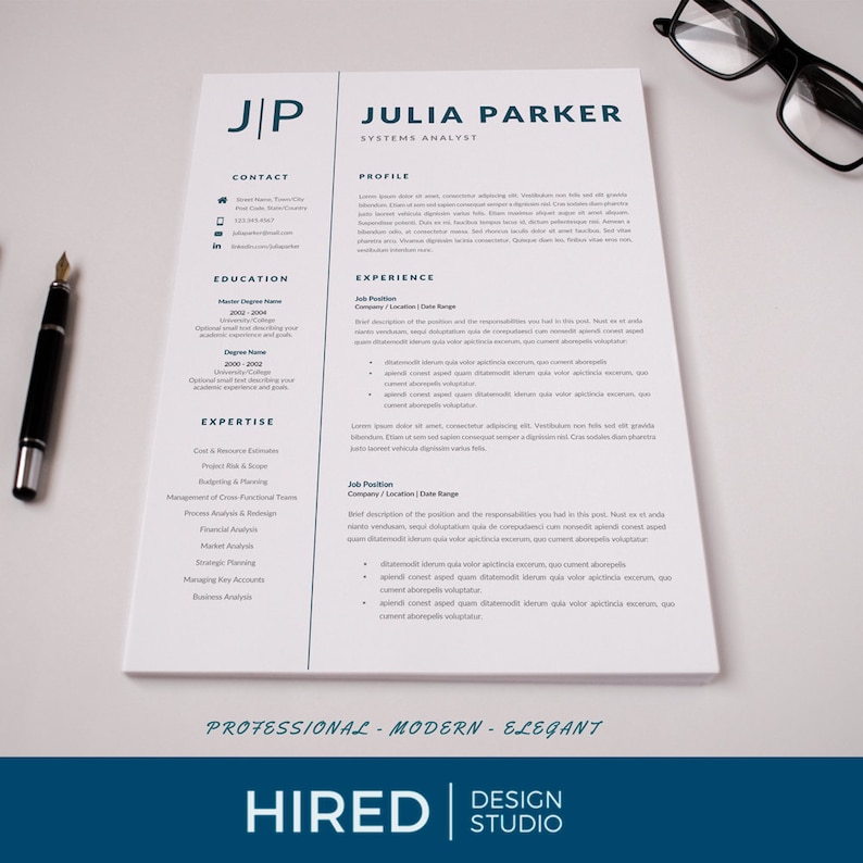 Może przedstawiać: Profesjonalny szablon CV w kolorze turkusowym i białym. CV jest dla Julii Parker, analityczki system&oacute;w. CV zawiera dane kontaktowe, wykształcenie, doświadczenie i wiedzę specjalistyczną.