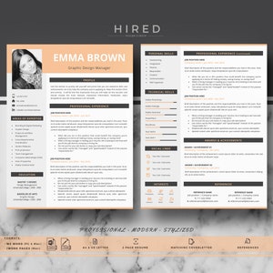Puede incluir: Una plantilla de curr&iacute;culum moderna con un fondo melocot&oacute;n y texto negro. El curr&iacute;culum es para Emma Brown, gerente de dise&ntilde;o gr&aacute;fico. El curr&iacute;culum incluye secciones para perfil, experiencia profesional, &aacute;reas de especializaci&oacute;n, educaci&oacute;n, premios y logros, habilidades personales, habilidades t&eacute;cnicas, enlaces sociales, intereses y referencias.