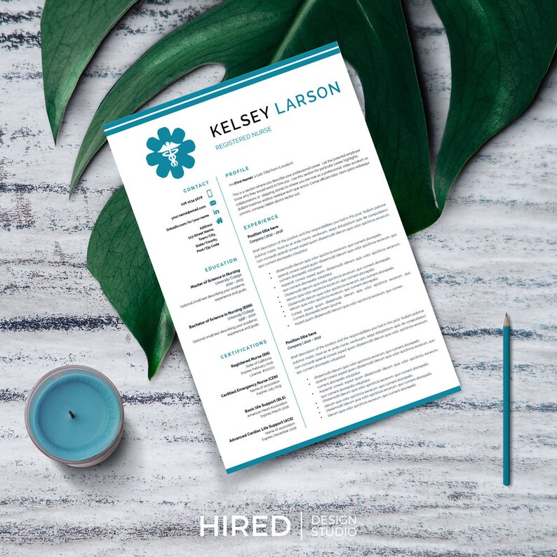 Puede incluir: Una plantilla de curr&iacute;culum vitae en azul verdoso y blanco para una enfermera titulada llamada Kelsey Larson. El curr&iacute;culum incluye secciones para la informaci&oacute;n de contacto, el perfil, la experiencia, la educaci&oacute;n, las certificaciones y un pie de p&aacute;gina con el texto "HIRED DESIGN STUDIO".