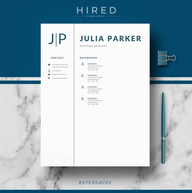 Może przedstawiać: Biały szablon CV z niebieskim nagł&oacute;wkiem, na kt&oacute;rym widnieje napis "HIRED" oraz niebieskie logo z napisem "JP". CV jest dla Julii Parker, analityczki system&oacute;w. CV zawiera dane kontaktowe i referencje.