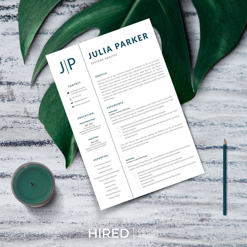 Może przedstawiać: Biały szablon CV z akcentem w kolorze zielonym. CV jest dla Julii Parker, analityczki system&oacute;w. CV zawiera sekcje z danymi kontaktowymi, wykształceniem, doświadczeniem i wiedzą.