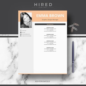 Puede incluir: Una plantilla de curr&iacute;culum con fondo melocot&oacute;n y texto negro. El curr&iacute;culum es para Emma Brown, gerente de dise&ntilde;o gr&aacute;fico. El curr&iacute;culum incluye informaci&oacute;n de contacto, experiencia laboral y referencias.