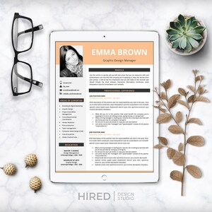 Puede incluir: Una plantilla de curr&iacute;culum con un fondo melocot&oacute;n y texto negro. El curr&iacute;culum es para Emma Brown, gerente de dise&ntilde;o gr&aacute;fico. El curr&iacute;culum incluye secciones para el perfil, las &aacute;reas de especializaci&oacute;n, la educaci&oacute;n y la experiencia profesional. El curr&iacute;culum est&aacute; dise&ntilde;ado para ser visualmente atractivo y f&aacute;cil de leer.