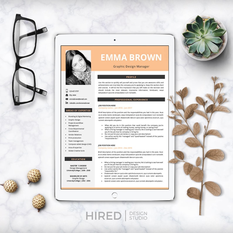 Puede incluir: Una plantilla de curr&iacute;culum con un fondo melocot&oacute;n y texto negro. El curr&iacute;culum es para Emma Brown, gerente de dise&ntilde;o gr&aacute;fico. El curr&iacute;culum incluye secciones para el perfil, las &aacute;reas de especializaci&oacute;n, la educaci&oacute;n y la experiencia profesional. El curr&iacute;culum est&aacute; dise&ntilde;ado para ser visualmente atractivo y f&aacute;cil de leer.