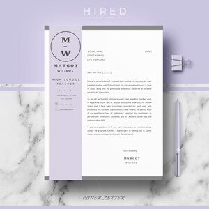 Pu&ograve; includere: Un modello di lettera di presentazione di colore lilla chiaro con un bordo grigio. Il testo "HIRED" &egrave; in cima alla pagina. La lettera &egrave; indirizzata a "Mr./Mrs. [ ]" ed &egrave; firmata "Cordiali saluti, MARGOT WILLIAMS".