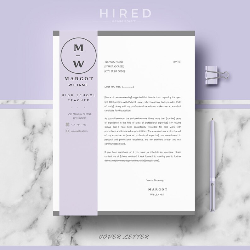 Pu&ograve; includere: Un modello di lettera di presentazione di colore lilla chiaro con un bordo grigio. Il testo "HIRED" &egrave; in cima alla pagina. La lettera &egrave; indirizzata a "Mr./Mrs. [ ]" ed &egrave; firmata "Cordiali saluti, MARGOT WILLIAMS".