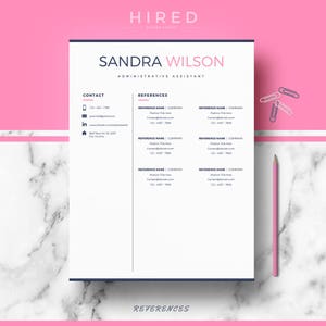 Puede incluir: Una plantilla de curr&iacute;culum vitae rosa y blanca con el t&iacute;tulo "HIRED" y el nombre "SANDRA WILSON" en azul. El curr&iacute;culum incluye informaci&oacute;n de contacto y referencias.