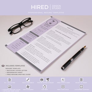 Pu&ograve; includere: Un modello di curriculum vitae professionale con uno schema di colori grigio e viola. Il modello include una sezione profilo, una sezione esperienza di insegnamento, una sezione istruzione e una sezione competenze. Il modello &egrave; completamente modificabile e pu&ograve; essere utilizzato per Microsoft Word e Pages. Il modello include anche font e icone gratuite.