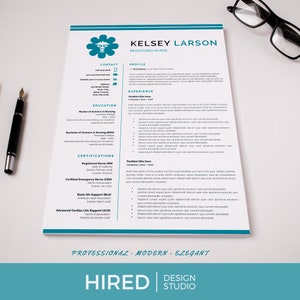 Puede incluir: Una plantilla de curr&iacute;culum profesional para una enfermera registrada llamada Kelsey Larson. El curr&iacute;culum incluye informaci&oacute;n de contacto, una secci&oacute;n de perfil, experiencia, educaci&oacute;n y certificaciones. La plantilla est&aacute; dise&ntilde;ada en un estilo moderno y elegante con un esquema de color azul verdoso y blanco.