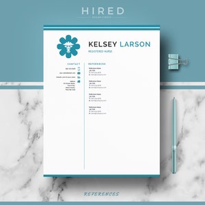 Puede incluir: Una plantilla de curr&iacute;culum vitae azul y blanco con el texto "HIRED Design Studio" en la parte superior. El curr&iacute;culum vitae es para Kelsey Larson, enfermera registrada. El curr&iacute;culum vitae incluye informaci&oacute;n de contacto, referencias y una secci&oacute;n para referencias adicionales.