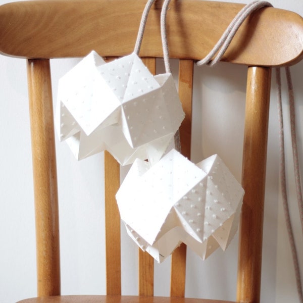 Lampe baladeuse origami, lampe baladeuse, lampe origami, lampe, luminaire, abat-jour, tissu, origami, lampe de chevet, tissu plumetis, écru