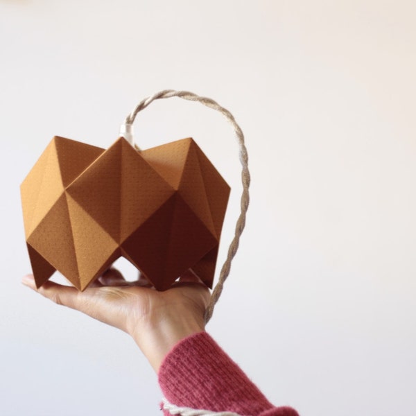 Lampe Ocre, lampe baladeuse, lampe origami, lampe, luminaire, abat-jour, origami, tissu plumetis, câble textile, ocre, Atelier Brunette