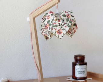 Lampada origami Romy, lampada da comodino, lampada da tavolo, paralume origami, origami, paralume, tessuto floreale, lampada d'accento, lampada in legno