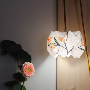 Lampe baladeuse origami, lampe baladeuse, lampe origami, lampe, luminaire, abat-jour, tissu, origami, tissu floral, câble textile image 3