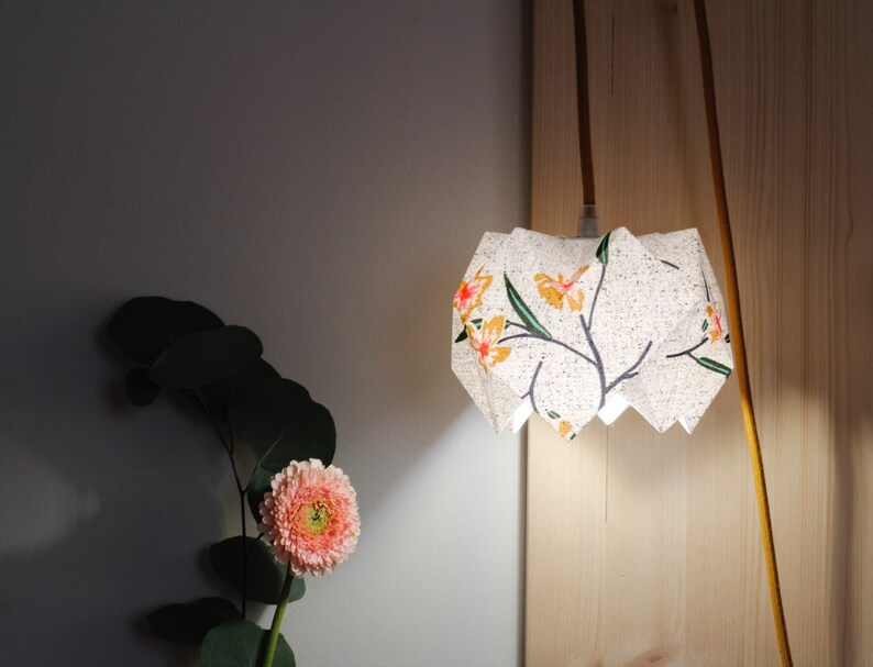 Lampe baladeuse origami, lampe baladeuse, lampe origami, lampe, luminaire, abat-jour, tissu, origami, tissu floral, câble textile image 3