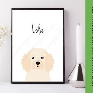 Może przedstawiać: Drukowana grafika przedstawiająca kresk&oacute;wkową ilustrację psa z napisem "Lola" nad nim. Pies jest jasnobrązowy z czarnymi oczami i czarnym nosem.