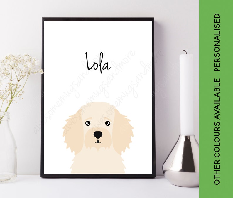 Może przedstawiać: Drukowana grafika przedstawiająca kresk&oacute;wkową ilustrację psa z napisem "Lola" nad nim. Pies jest jasnobrązowy z czarnymi oczami i czarnym nosem.