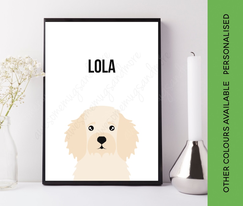 Może przedstawiać: Drukowana grafika artystyczna przedstawiająca kresk&oacute;wkową ilustrację psa z napisem "LOLA" w czarnym kolorze nad psem.