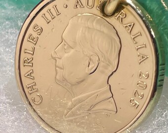 Schlüsselanhänger mit australischer 2-Dollar-Münze von 2025, König Karl, Aborigine-Ältester, Erinnerungsstück an das australische Kulturerbe