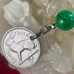 Brelok do kluczy z monetą 3 pensy z Irlandii w kształcie królika: 1928-1968, Harfa Irlandii, Agat z żyły smoka, Irlandia