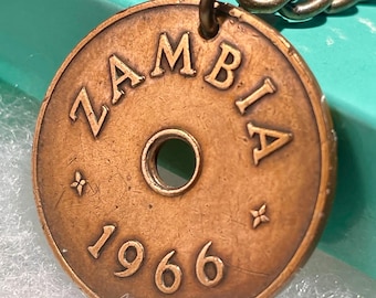 Schlüsselanhänger mit 1-Penny-Münze aus Sambia von 1966, Geschenk zum 60. Geburtstag, gelochte afrikanische Vintage-Münze, afrikanisches Kulturerbe