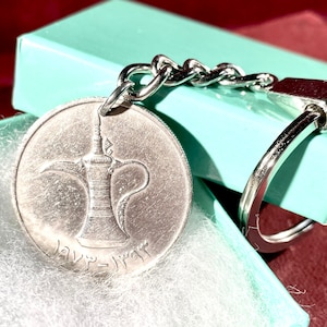 Portachiavi Dubai Dallah, realizzato con una moneta da 1 Dirham autentica, di grandi dimensioni, di Dubai datata 1973 e 1989, regalo souvenir per il 34° e 50° compleanno.