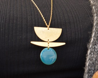 Collier bleu canard mi-long et doré - moderne et graphique - idée cadeau