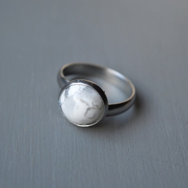 Bague pierre semi précieuse howlite blanche et acier inoxydable - idée cadeau femme