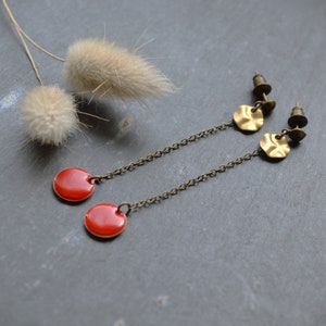 Boucles d'oreilles pendantes sequin rouge et métal couleur bronze idée cadeau hippie chic image 1