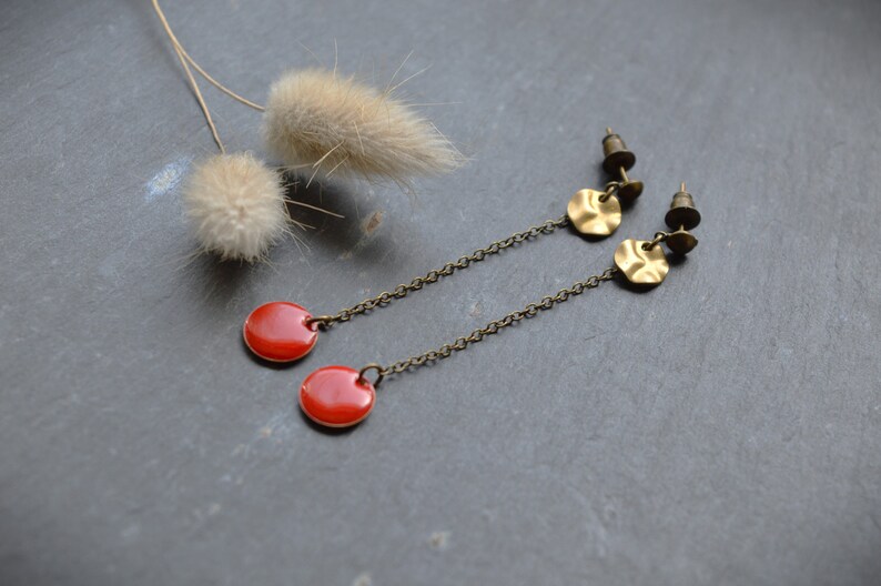 Boucles d'oreilles pendantes sequin rouge et métal couleur bronze idée cadeau hippie chic image 1
