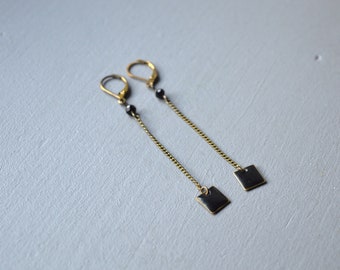 Boucles d'oreilles perle noire et sequin émaillé carré noir - métal couleur bronze - idée cadfeau