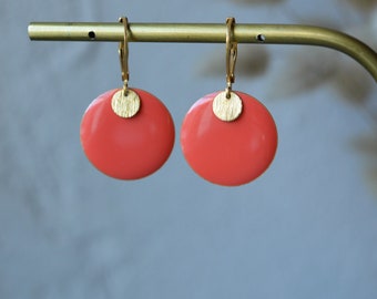 Petites boucles d'oreilles sequin émaillé rose corail et pastille fine dorée