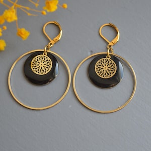 Pendientes dorados y negros con lentejuelas redondas de esmalte: idea de regalo
